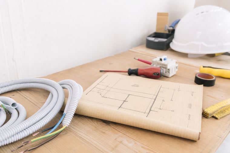 Serie di interruttori elettrici montati su una parete bianca