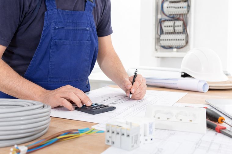 Tavolo di legno grigio vuoto, come un banco di lavoro sgombro a fine giornata